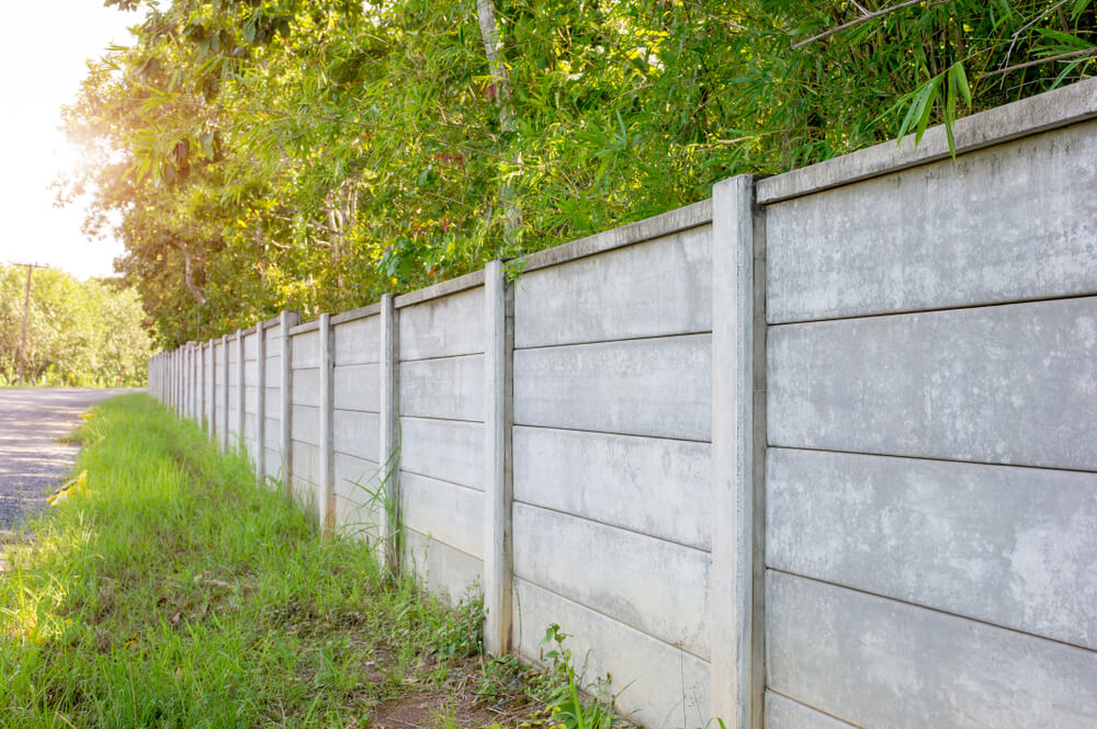 proste ogrodzenie betonowe